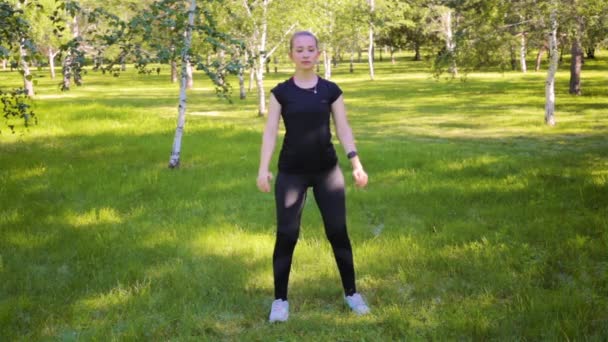 Junge Attraktive Frau Sportuniform Die Kniebeugen Macht Sportliche Aktivitäten Park — Stockvideo