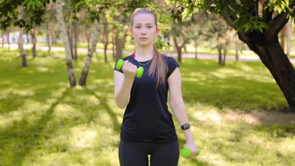 Çekici Zayıf Atletik Bir Kız Isınma Kol Çalışması Için Halterlerle — Stok video