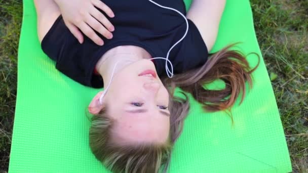 Movimiento Suave Cámara Una Mujer Deportiva Acostada Una Alfombra Fitness — Vídeos de Stock