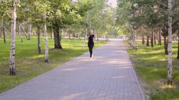 Una Joven Esbelta Corre Por Callejón Parque Verano Concepto Deportes — Vídeo de stock