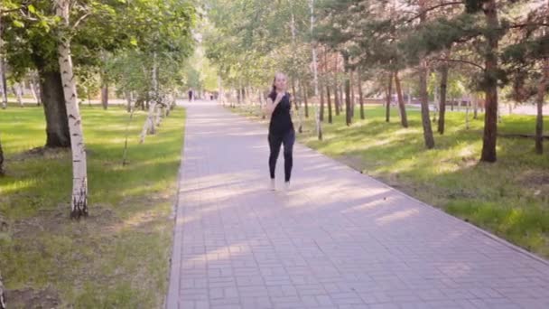 Молодая Стройная Женщина Бежит Аллее Летнего Парка Концепция Спорта Открытом — стоковое видео