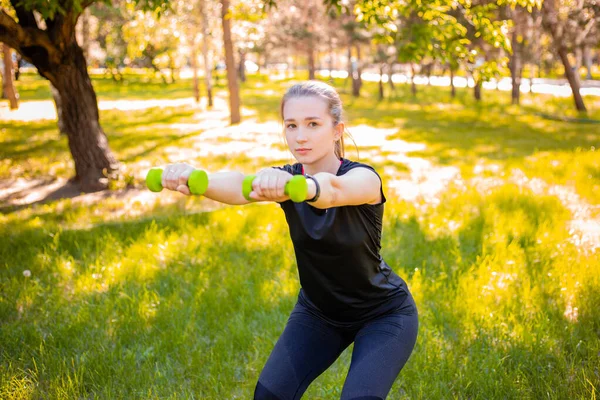 Jonge Aantrekkelijke Vrouw Gekleed Sport Uniform Doet Squat Plank Met — Stockfoto