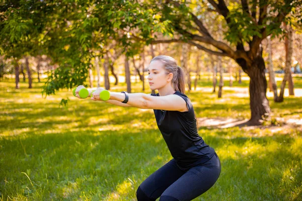 Jonge Aantrekkelijke Vrouw Gekleed Sport Uniform Doet Squat Plank Met — Stockfoto