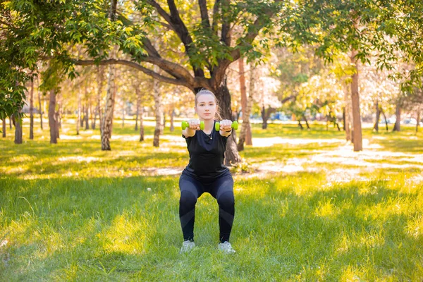 Jonge Aantrekkelijke Vrouw Gekleed Sport Uniform Doet Squat Plank Met — Stockfoto