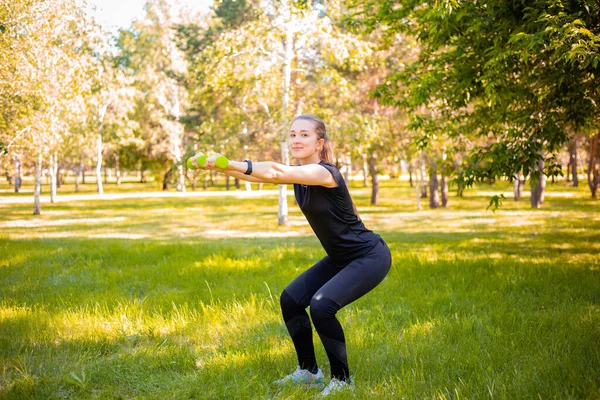 Jonge Aantrekkelijke Vrouw Gekleed Sport Uniform Doet Squat Plank Met — Stockfoto