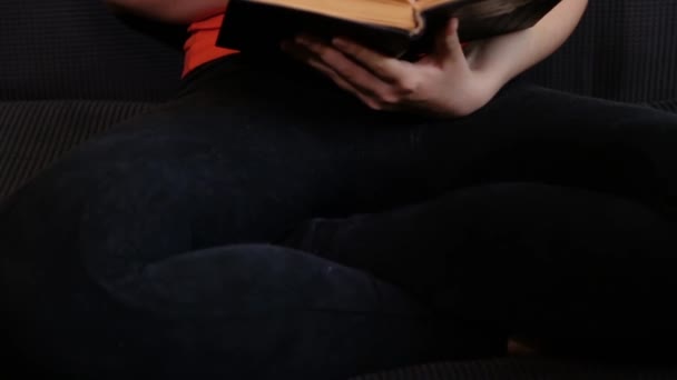 Una Mujer Joven Ropa Casual Está Leyendo Libro Mientras Está — Vídeo de stock