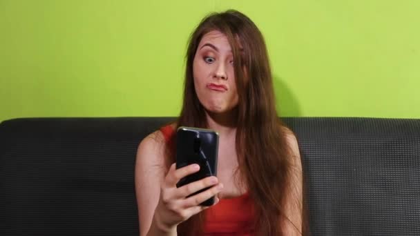 Menina Atraente Caretas Enquanto Olha Para Câmera Frontal Smartphone Conceito — Vídeo de Stock
