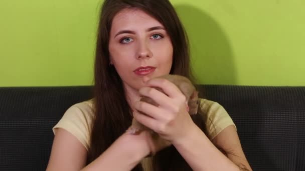 Close Portret Van Een Jonge Vrouw Met Een Witte Huisrat — Stockvideo