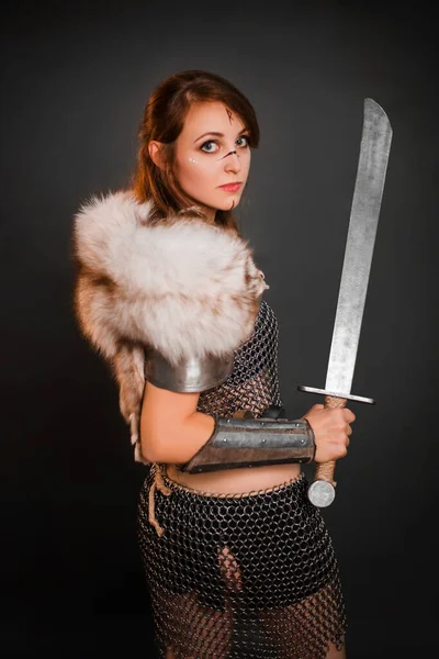 Середньовічний Жіночий Воїн Ланцюговій Броні Хутро Полярної Лисиці Плечах Стоїть — стокове фото