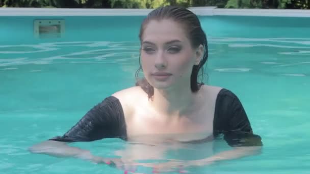 Egy Fiatal Vonzó Fekete Fürdőruhában Úszik Medencében Pihenj Vízben Meleg — Stock videók