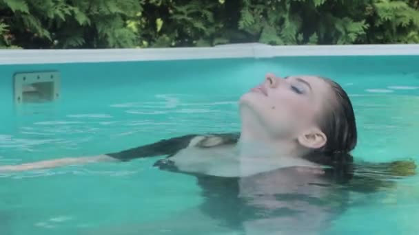 Une Jolie Jeune Femme Maillot Bain Noir Émerge Eau Détente — Video