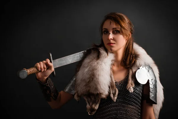Retrato Uma Mulher Medieval Guerreira Cadeia Armadura Correio Pêlo Polar — Fotografia de Stock
