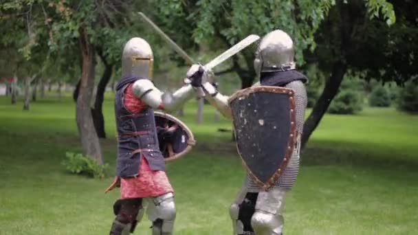 Batalla Dos Guerreros Medievales Con Armadura Completa Con Espadas Escudos — Vídeos de Stock