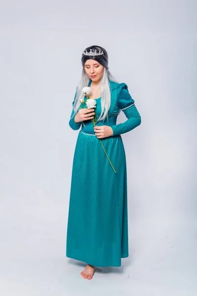 Retrato Comprimento Total Uma Princesa Medieval Fantasia Vestido Turquesa Com — Fotografia de Stock