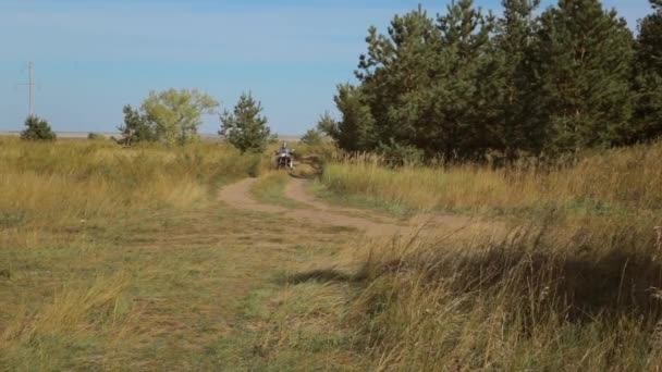 Guerriero Medievale Completa Armatura Catenella Casco Cavalca Una Moto Concetto — Video Stock