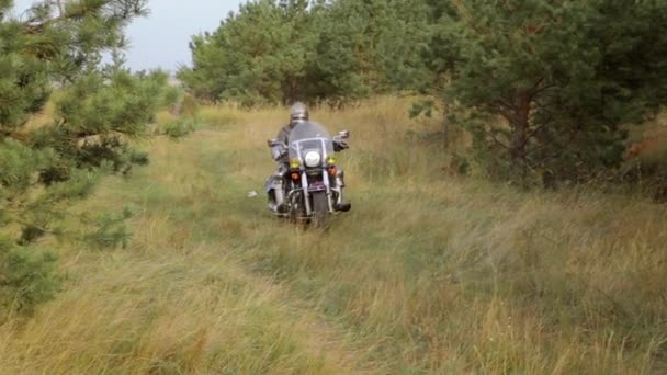 Guerriero Medievale Completa Armatura Catenella Casco Cavalca Una Moto Concetto — Video Stock