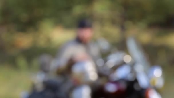 Gładkie Przejście Bokeh Rowerzysty Średniowiecznej Zbroi Rycerskiej Siedzi Motocyklu Tle — Wideo stockowe