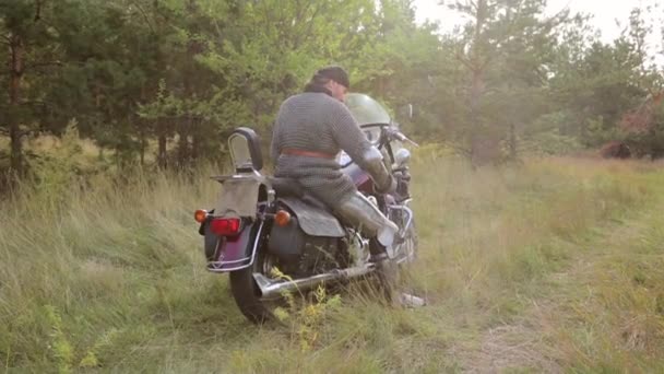 Vista Desde Atrás Caballero Con Armadura Medieval Sienta Una Motocicleta — Vídeos de Stock