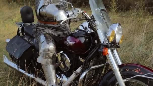 Středověký Rytíř Plné Zbroji Sedí Motorce Pozadí Lesa — Stock video