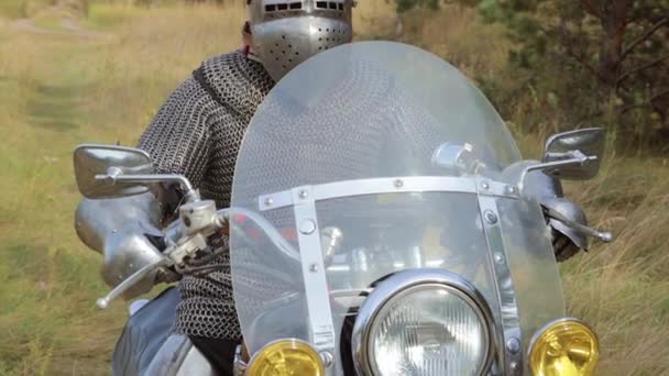 Cavaleiro Medieval Armadura Completa Senta Uma Motocicleta Contra Pano Fundo — Vídeo de Stock