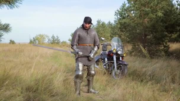 Caballero Con Armadura Pañuelo Cabeza Posa Con Una Espada Dos — Vídeos de Stock