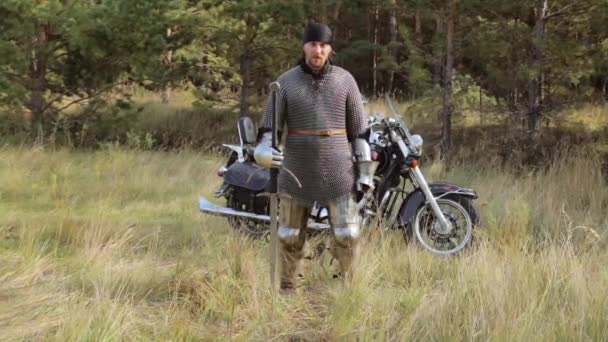 Caballero Medieval Con Una Armadura Completa Pañuelo Cabeza Posa Con — Vídeos de Stock