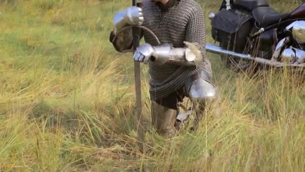 Cavaliere Con Una Completa Armatura Medievale Con Una Bandana Testa — Video Stock