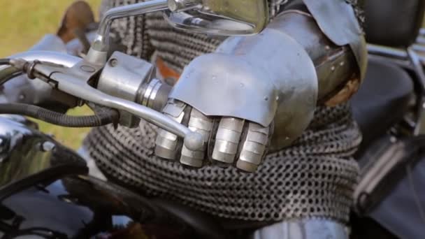Motosikletin Gidonundaki Çelik Eldivenin Yakın Çekimi Kaska Odaklanma Ortaçağ Zırhı — Stok video