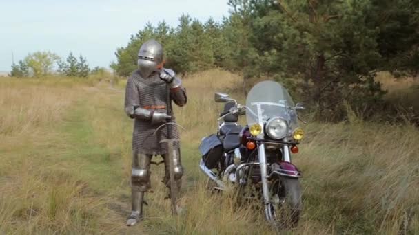 Een Middeleeuwse Ridder Volle Wapenrusting Maliënkolder Met Een Helm Zijn — Stockvideo