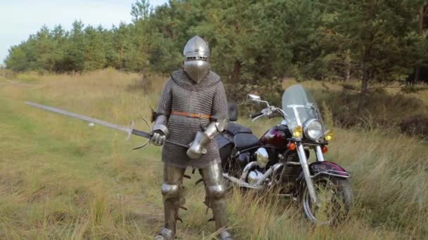 Cavaliere Medievale Piena Armatura Catena Con Casco Testa Una Spada — Video Stock