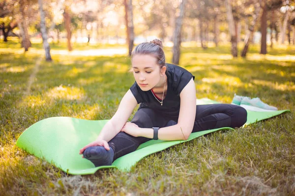 Outdoor Pilates Training Een Jonge Vrouw Doet Oefeningen Spieren Van — Stockfoto