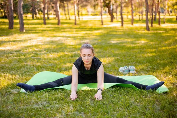 Outdoor Pilates Training Een Jonge Vrouw Doet Oefeningen Spieren Van — Stockfoto