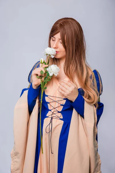 Retrato Uma Mulher Atraente Com Cabelos Longos Vestido Medieval Fantasia — Fotografia de Stock