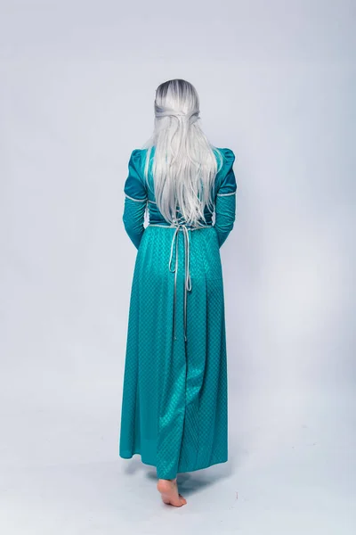 Retrato Comprimento Total Uma Princesa Volta Medieval Fantasia Vestido Turquesa — Fotografia de Stock