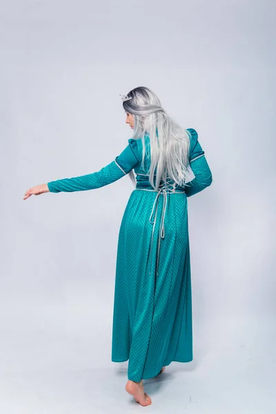 Retrato Comprimento Total Uma Princesa Volta Medieval Fantasia Vestido Turquesa — Fotografia de Stock