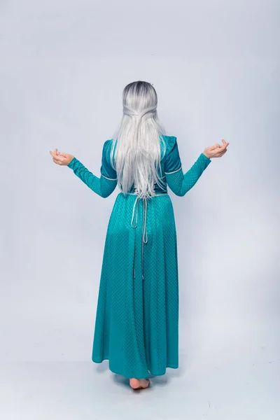 Retrato Comprimento Total Uma Princesa Volta Medieval Fantasia Vestido Turquesa — Fotografia de Stock