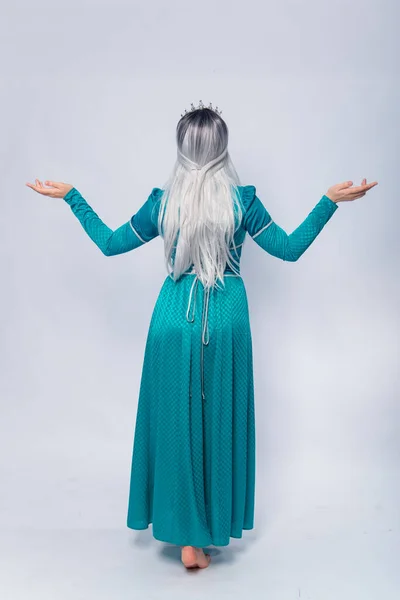 Retrato Comprimento Total Uma Princesa Volta Medieval Fantasia Vestido Turquesa — Fotografia de Stock