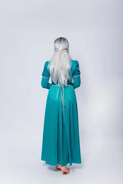 Retrato Comprimento Total Uma Princesa Volta Medieval Fantasia Vestido Turquesa — Fotografia de Stock