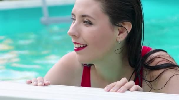 Havuzun Kenarında Yüzerken Kırmızı Mayo Giymiş Genç Güzel Bir Kadının — Stok video