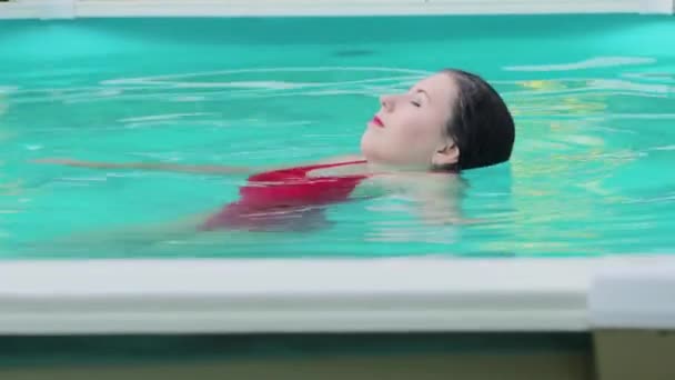 Sudan Kırmızı Mayo Giymiş Çekici Genç Bir Kadın Çıkıyor Havuzda — Stok video