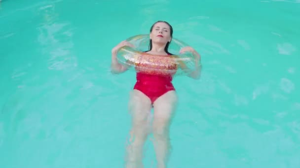 Young Attractive Woman Red Swimsuit Swims Pool Her Back Rubber — Stock Video