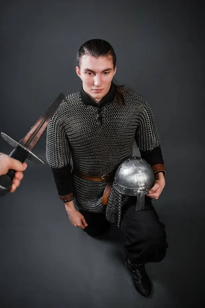 Guerreiro Medieval Cadeia Senta Seu Joelho Com Capacete Suas Mãos — Fotografia de Stock