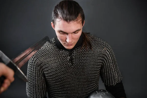 Guerreiro Medieval Cadeia Senta Seu Joelho Com Capacete Suas Mãos — Fotografia de Stock