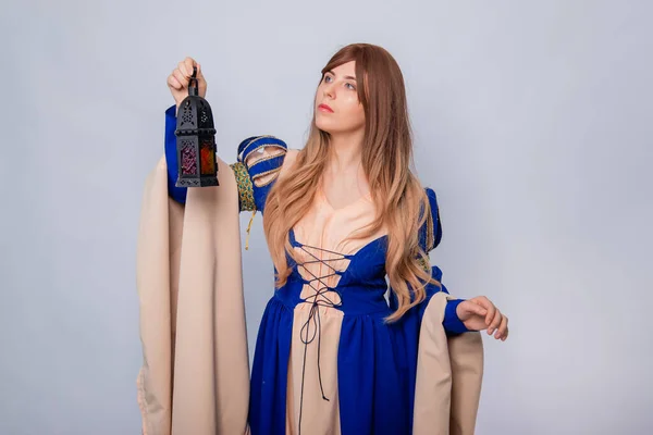 Retrato Uma Menina Vestido Azul Medieval Com Cabelos Longos Uma — Fotografia de Stock