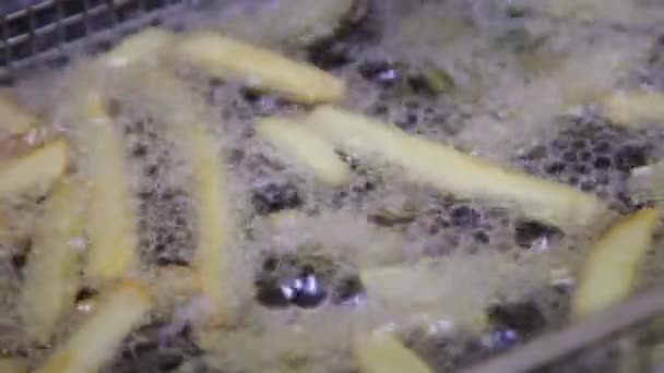 Κοντινό Πλάνο Από Λωρίδες Τηγανιτές Πατάτες Μαγειρεμένες Βραστό Ηλιέλαιο — Αρχείο Βίντεο