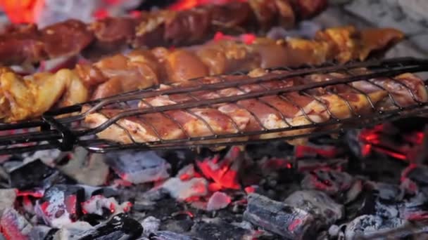 Zbliżenie Kawałków Mięsa Szaszłykach Smażonych Grillu Proces Gotowania Mięsa Restauracji — Wideo stockowe