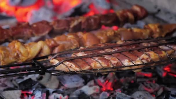 Zbliżenie Kawałków Mięsa Szaszłykach Smażonych Grillu Proces Gotowania Mięsa Restauracji — Wideo stockowe
