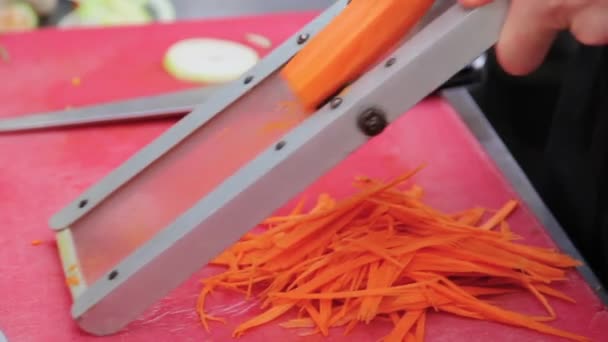 厨师在烤架上切碎胡萝卜的手部特写 — 图库视频影像