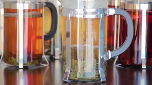 对漂浮在法国媒体上的香草的特写 煮茶的过程 媒体的兴衰 — 图库视频影像