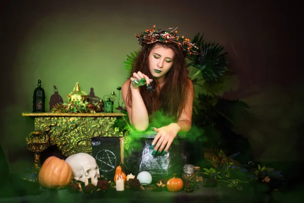 Eine Hexe Mit Zerzaustem Haar Und Langen Nägeln Mit Einem — Stockfoto